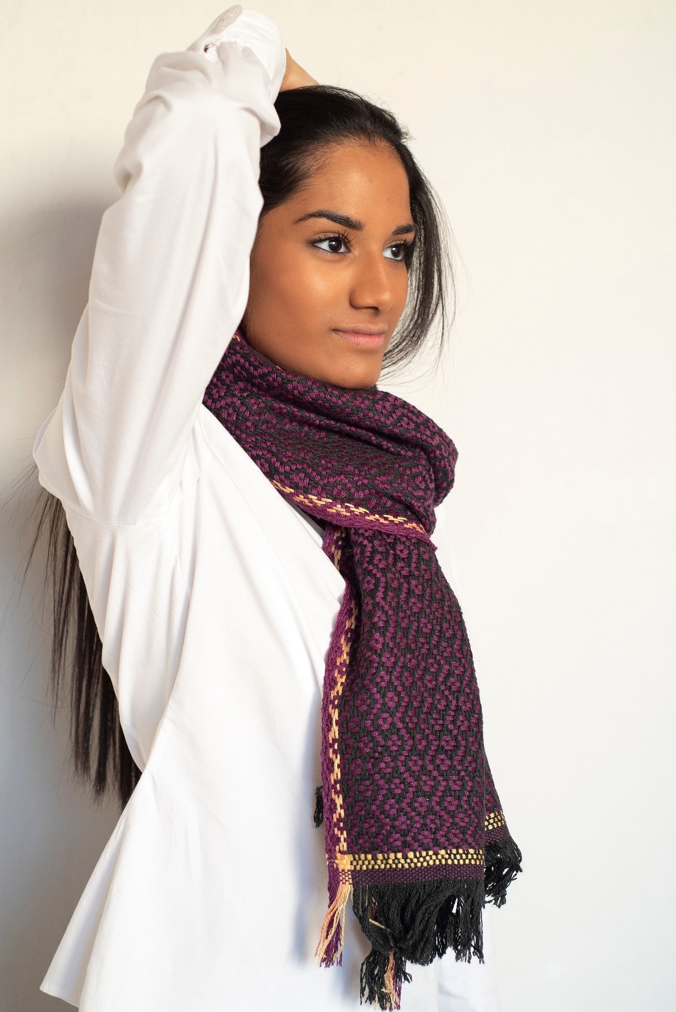 sciarpa cashmere e seta disegno geometrico gradazioni viola
