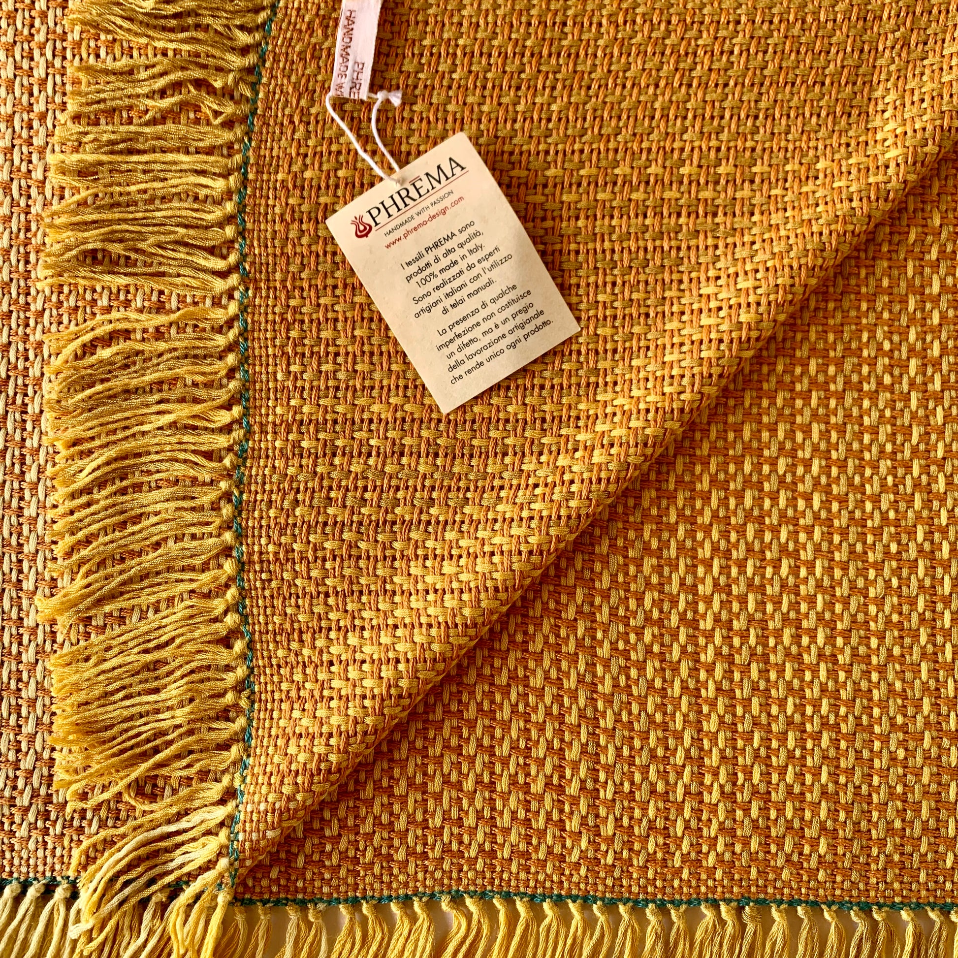 dettaglio sciarpa artigianale color giallo e arancione