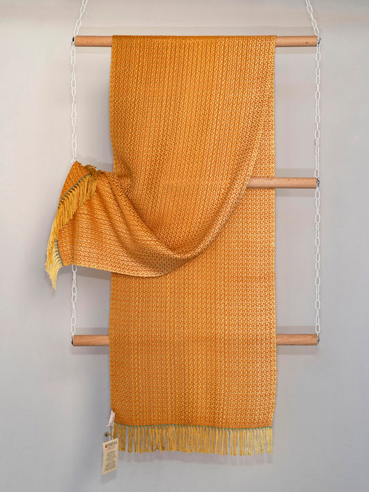 sciarpa in bamboo color arancione appesa