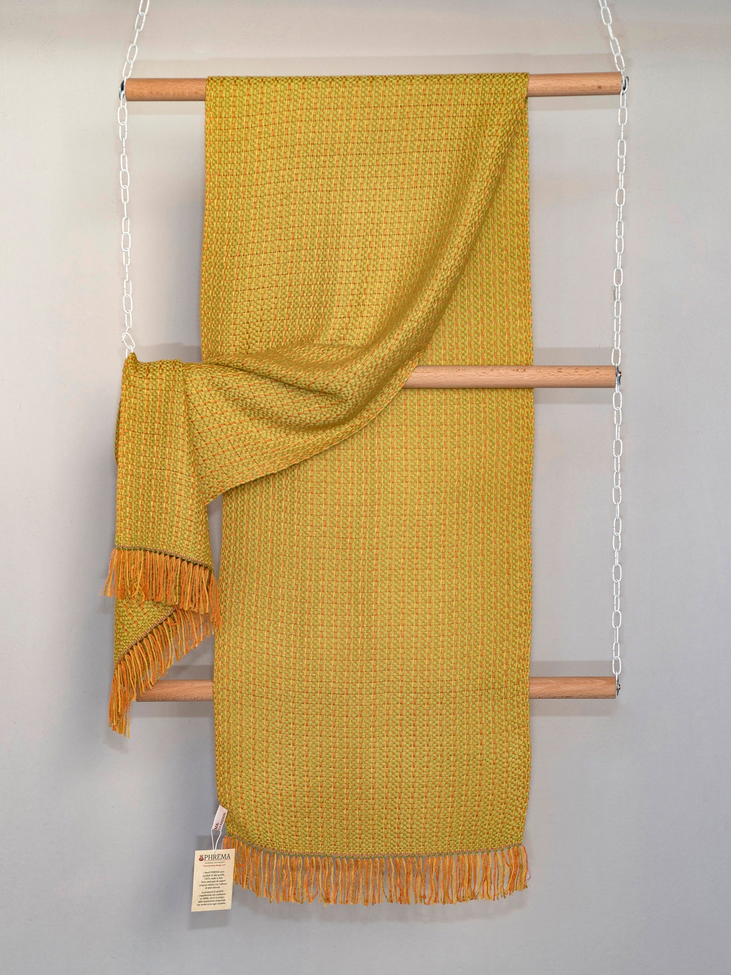 sciarpa in bamboo color giallo appesa