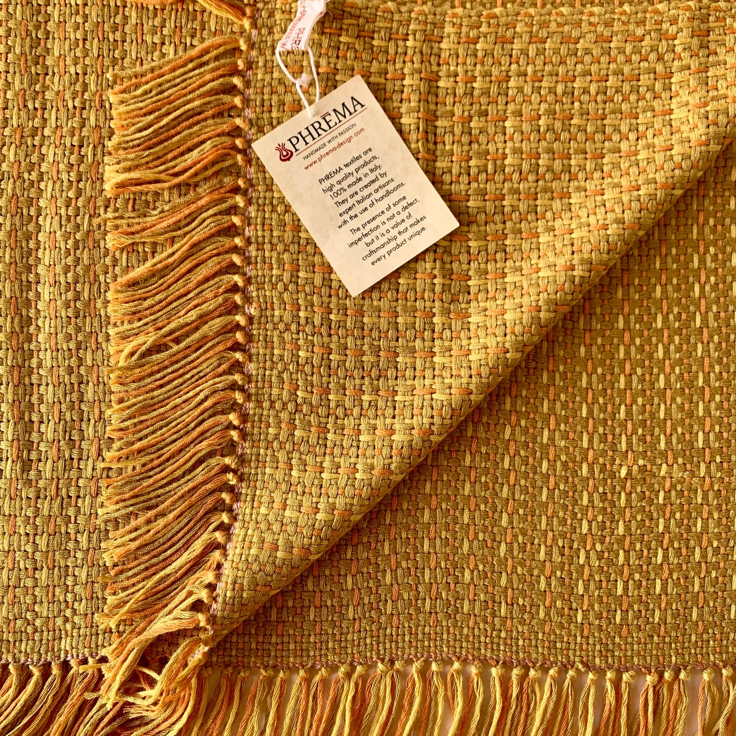 sciarpa realizzata artigianalmente color giallo oro