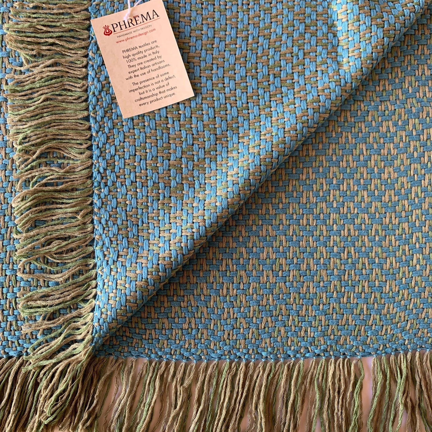 dettaglio sciarpa artigianale color turchese e naturale 