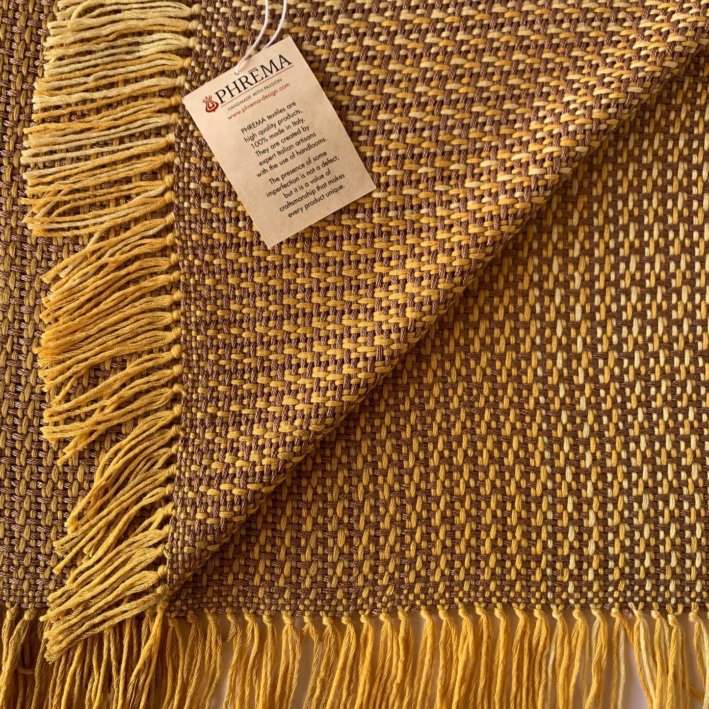 dettaglio sciarpa realizzata artigianalmente color giallo e marrone